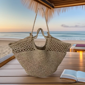 Restez élégante et prête pour le soleil avec ce sac léger en fil naturel, conçu avec une structure en filet distinctive. - Product Image 4