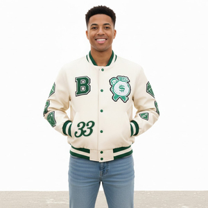 Blouson universitaire homme personnalisé avec logo, style streetwear Y2K vintage, crème, avec broderie de patchs en chenille verte, coupe bomber épaisse - Product Image 4
