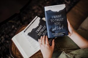 I want to trust you By Lysa TerKeurst English Peperback - Product Image 3