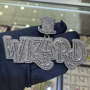 Colgante de Hip Hop de Lujo con Incrustaciones de Moissanita “WIZARD” y Diseño de Sombrero de Copa - Product Image 1