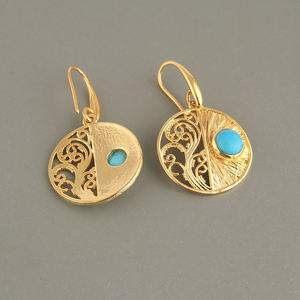 Pendientes bohemios minimalistas con una sola piedra de turquesa azul, diseño de filigrana, latón chapado en oro de 18k, joyería al por mayor. - Product Image 4