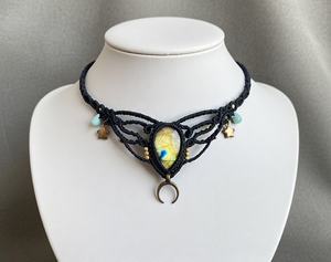 Collar de Macramé Celestial con Dijes de Luna y Estrella |   Collares chapados en platino |   Joyería con Gema Ovalada de Labradorita |   Certificado por IGI | - Product Image 1