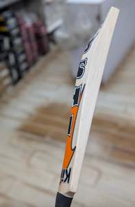 Bate de Críquet Ihsan Sports King Edition, Duradero y Ligero, de Madera de Sauce Inglesa, con Funda Protectora y Lámina Antideslizante - Product Image 4