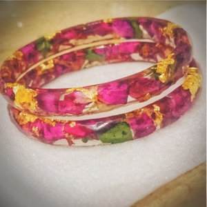 Brazalete de resina transparente con ilustraciones vibrantes de mariposas en el interior, disponible a precios de mayorista. - Product Image 4