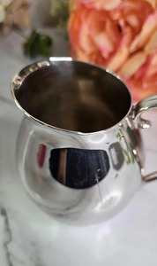Pichet à eau contemporain en acier inoxydable martelé avec couvercle – Carafe élégante en métal pour cuisine, restaurant, hôtel et banquet - Product Image 3