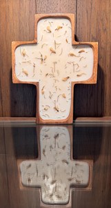 Portavelas de Madera en Forma de Cruz con Hierbas Incorporadas para Actividades Religiosas, Diseño Ecológico para la Elaboración de Velas - Product Image 2