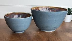 Bol de service en céramique exclusif, éclatant avec sa glaçure bicolore, design profond à pied, finition durable, sans danger pour les aliments, idéal pour la décoration de table. - Product Image 5