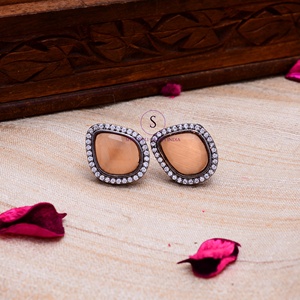 ต่างหูเงินชุบออกซิไดซ์ประดับด้วยหิน ดีไซน์โดดเด่น เครื่องประดับผู้หญิงแบบดั้งเดิม เหมาะสำหรับงานแต่งงาน ฮัลดี เมห์นดี และงานสังกีต - Product Image 2