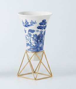 Grand pot à fleurs décoratif en porcelaine bleue et blanche émaillée, vase cannelé avec support métallique pour la décoration intérieure et les plantes. - Product Image 1
