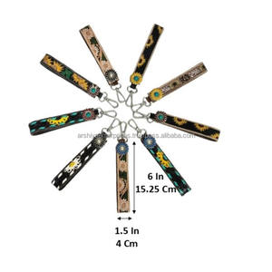 Correa de cuero de vaca hecha a mano por un diseñador con concho metálico de girasol y cierre de mosquetón, llavero estilo western. - Product Image 2