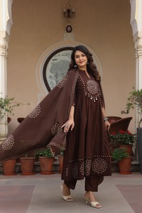 Conjunto de traje Anarkali de algodón marrón moca de lujo de 60x60 con estampado Bandhani, pantalones Kurta adornados y Dupatta - Product Image 2