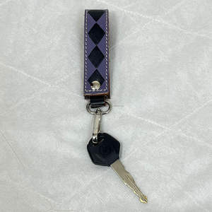 พวงกุญแจหนังวัวลายตารางเก๋ไก๋รุ่นใหม่ปี 2026 พร้อมตัวล็อคโลหะ ดีไซน์เก๋  สามารถสลักชื่อได้ เหมาะสำหรับผู้ชายและผู้หญิง - Product Image 4