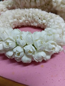 พวงมาลัยดอกมะลิทำด้วยมือทำจากเรซิ่นแบบดั้งเดิมของไทยพวงมาลัยดอกไม้สำหรับงานแต่งงานวันคริสต์มาสงานฝีมือตกแต่งดอกไม้ - Product Image 4
