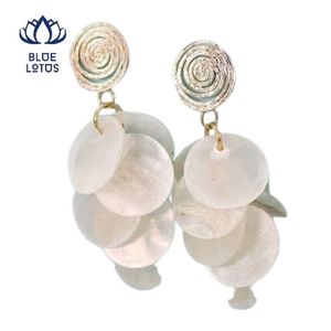 Boucles d'oreilles coquillages légères et surdimensionnées en osier pour femmes, faites à la main, idéales pour les vacances d'été – Produit tendance - Product Image 1