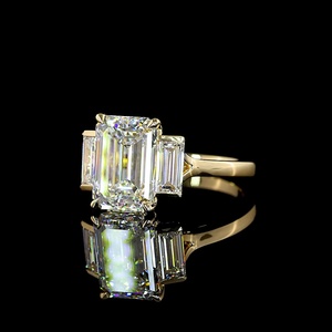Bague classique en or 14 carats avec diamant de laboratoire taille émeraude certifié IGI 3 carats, bague de fiançailles à trois pierres avec diamants baguette sur les côtés - Product Image 3