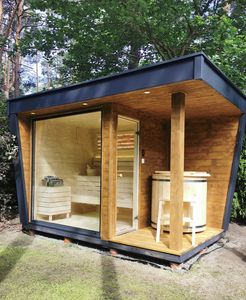 ซาวน่ากลางแจ้งทรงโมเดิร์นแบบมุมฉาก รุ่น Senxing Sx548 โครงเหล็กสีดำ ผนังกระจกสูงจากพื้นจรดเพดาน ลานไม้ ระบบเผาไม้ เป็นมิตรกับสิ่งแวดล้อม - Product Image 3