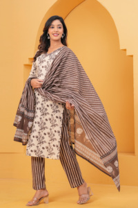 ชุดกางเกงคุร์ตาพิมพ์ลายสีเบจพร้อมผ้าคลุมไหล่สำหรับผู้หญิง |   ชุดคุर्ติทรงตรงคอทรงกลมแบบพื้นเมือง พร้อมผ้าคลุมไหล่ดีไซน์เนอร์ - Product Image 4