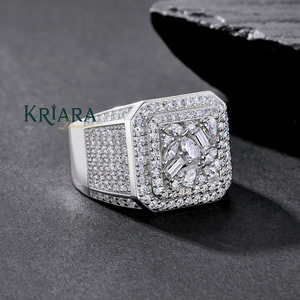 Bague Cocktail Homme en Argent 925 avec Moissanite, Coupe Ronde Brillante, Sertissage Pavé, Bijou Géométrique de Luxe - Product Image 1