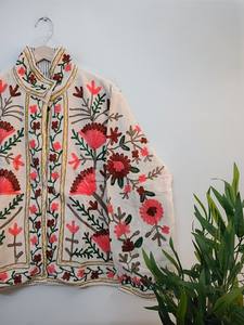 Veste en velours Suzani brodée à la main, crème premium – Manteau matelassé floral artisanal pour les mariages, les fêtes et les occasions spéciales - Product Image 3