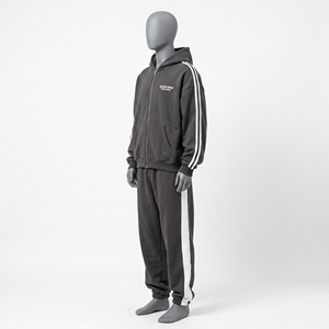 Conjunto Deportivo Oversize de Carbón con Cremallera para Hombre, Sudadera con Capucha y Rayas Blancas, Cordón Blanco, Logotipo en el Pecho, Pantalones Jogger con Puños, Conjunto Deportivo Gris Oscuro con Cremallera - Product Image 4