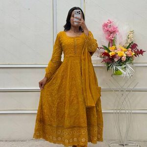 Robe de créateur en Georgette avec manches brodées de sequins de 3 mm et 5 mm, pantalon en micro-soie Latkan Dori et ensemble dupatta - Product Image 2