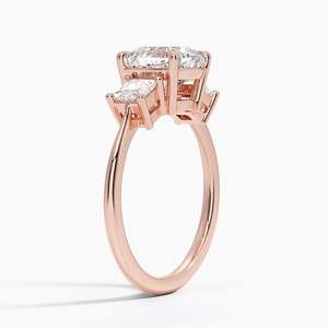 แหวนเพชรทรงคุชชั่นคัท 3 เม็ด เพชรเลี้ยงในห้องปฏิบัติการ ทองคำขาว 14K ประดับเพชรทรงปรินเซสด้านข้าง แหวนหมั้นสำหรับผู้หญิง เครื่องประดับชั้นดี - Product Image 4