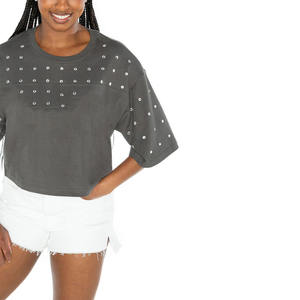 T-shirt décontracté graphique élégant pour femme avec strass écologiques, coupe courte - Product Image 3