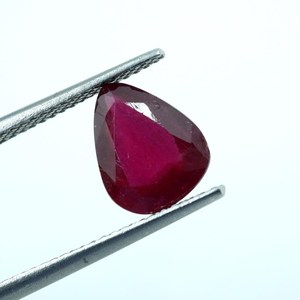 พลอยทับทิมสีแดงธรรมชาติทรงหยดน้ำเจียระไน 2.20 กะรัต (9x7.5x4 มม.) จากราชสถาน สำหรับทำเครื่องประดับ - Product Image 3
