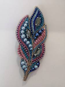 Broche brodée de créateur avec perles, accessoire vestimentaire, broderie artisanale colorée, broche perlée - Product Image 1