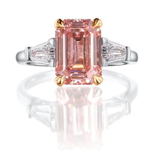 Bague de fiançailles et de mariage de luxe en or 14 carats avec diamant rose taille émeraude de 2 carats et diamants latéraux baguette effilés de 0,60 carat - Product Image 3