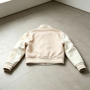 Veste universitaire personnalisée pour femme en mélange de laine, manches en similicuir blanc, broderie de lettres en chenille, style streetwear, veste Letterman - Product Image 3