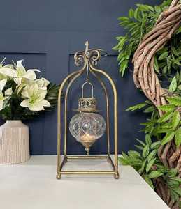 Farol de hierro dorado antiguo con soporte para velas, jaula de cristal colgante con parte superior enrollada para decoración del hogar - Product Image 1