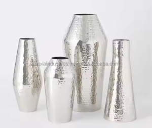 Vase à fleurs en métal avec ton naturel et construction artistique adapté pour contenir des fleurs de tige et des branches par Azora industries - Product Image 6