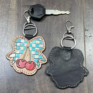 Nouveau porte-clés personnalisé en cuir véritable à motif damier, fait main, avec anneau métallique et design nœud cerise, pour unisexe - Product Image 6