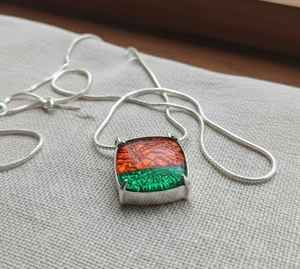 Collar Radiant Tone Forest & Amber Fusion, compuesto de resina y piedras preciosas. Esto crea un plataño alemán multicolor único. - Product Image 1