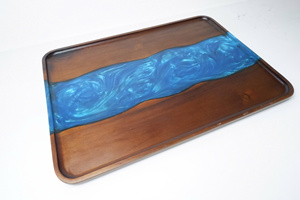 Plateau de service rectangulaire en bois avec motif vague en résine bleue, finition laquée, artisanat décoratif fabriqué au Vietnam - Product Image 2