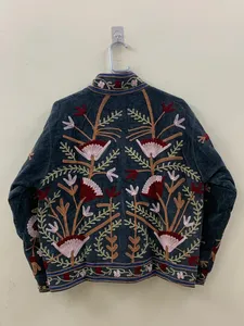 Chaqueta de Terciopelo Gris Carbón Hecha a Mano de Primera Calidad para Mujer, Elegante Cuello Mao, Silueta Abierta y Mangas Largas - Product Image 3
