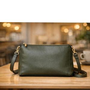 Bolso de mano negro estructurado con asa superior, diseñado como un accesorio versátil, adecuado para bolsos de cuero. - Product Image 3