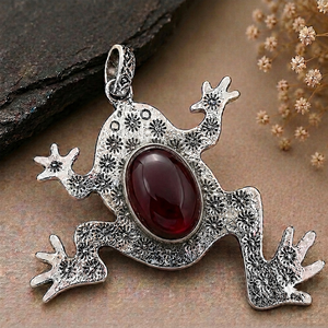 Pendentif grenat hydrocultivé en forme de grenouille avec gravure florale en laiton, artisanat pour collections de mode boutique - Product Image 6