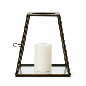 Farol de latón antiguo con forma trapezoidal, base de espejo y portavelas geométrico para centro de mesa de boda y decoración del hogar. - Product Image 1