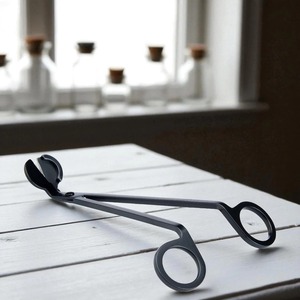 Coupe-mèche professionnel avec lame de coupe de précision en acier inoxydable durable, idéal pour une combustion propre et uniforme des bougies - Product Image 3