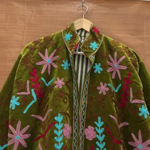 เสื้อแจ็คเก็ตซูซานีปักลายดอกไม้สีเขียววินเทจ แขนยาว คอตั้ง ทำมือ สไตล์โบฮีเมียน เสื้อคลุมฤดูหนาว - Product Image 3