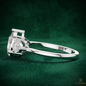 Anillo de compromiso de lujo con tres diamantes en forma de pera, certificado por IGI, disponible en oro de 9KT, 10KT, 14KT y 18KT para mujer, joyería fina. - Product Image 2