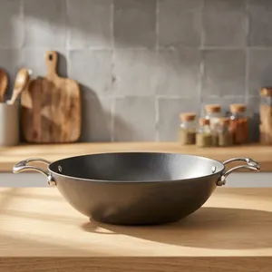 Casserole en fonte de qualité supérieure 22 cm, série Nitrile, antiadhésive, avec une rétention de chaleur supérieure pour les sautés et les fritures profondes - Product Image 2