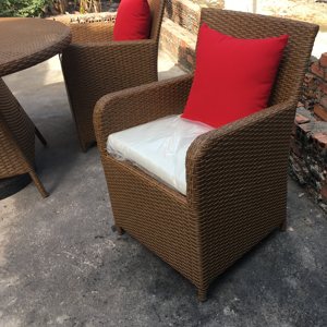Ensemble de jardin en rotin avec table ronde, 4 chaises, coussins rouges, meubles de patio extérieur, style tropical, résistant aux intempéries, utilisation en cour - Product Image 4