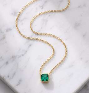 Collier Solitaire Minimaliste Délicat pour Femme avec Mini Diamant Carré Fantaisie Certifié et Émeraude de Laboratoire Taillée – Fabrication - Product Image 3