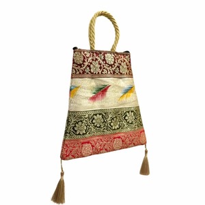 Sac fourre-tout Banarasi en plumes multicolores fabriqué en Inde, élégant, traditionnel, inspiré de la soie, fait main, disponible à la vente - Product Image 3