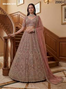 Collection élégante et tendance : Lehenga-Choli et Dupatta de mariage en tulle brodé de Zari et orné de diamants en zircon – Fournisseur indien - Product Image 4