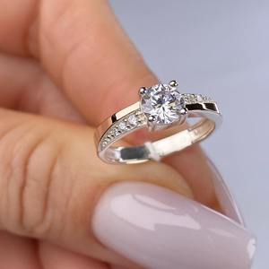 Bague de fiançailles en or blanc 14 carats avec diamant moissanite rond brillant de luxe, bijoux fins pour elle, cadeau d'anniversaire - Product Image 2