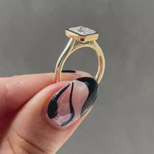 Anillo de Compromiso Minimalista con Diamante de Laboratorio de 2 Quilates con Corte Esmeralda, Engastado en Bisel, en Oro Amarillo de 14K, Certificado IGI, Claridad VVS, para Mujer - Product Image 4